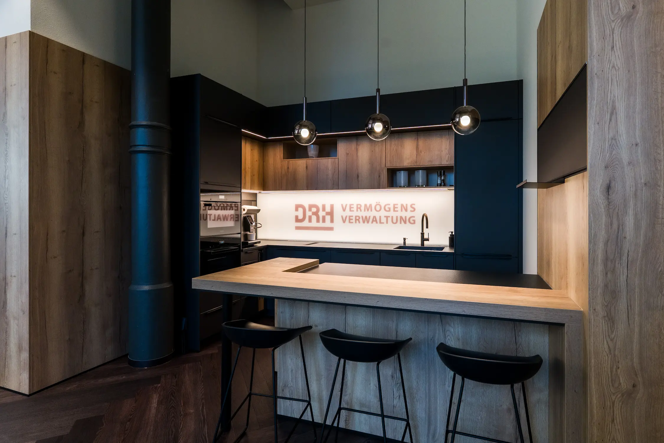 Büro mit integrierter Küche und moderner Ausstattung