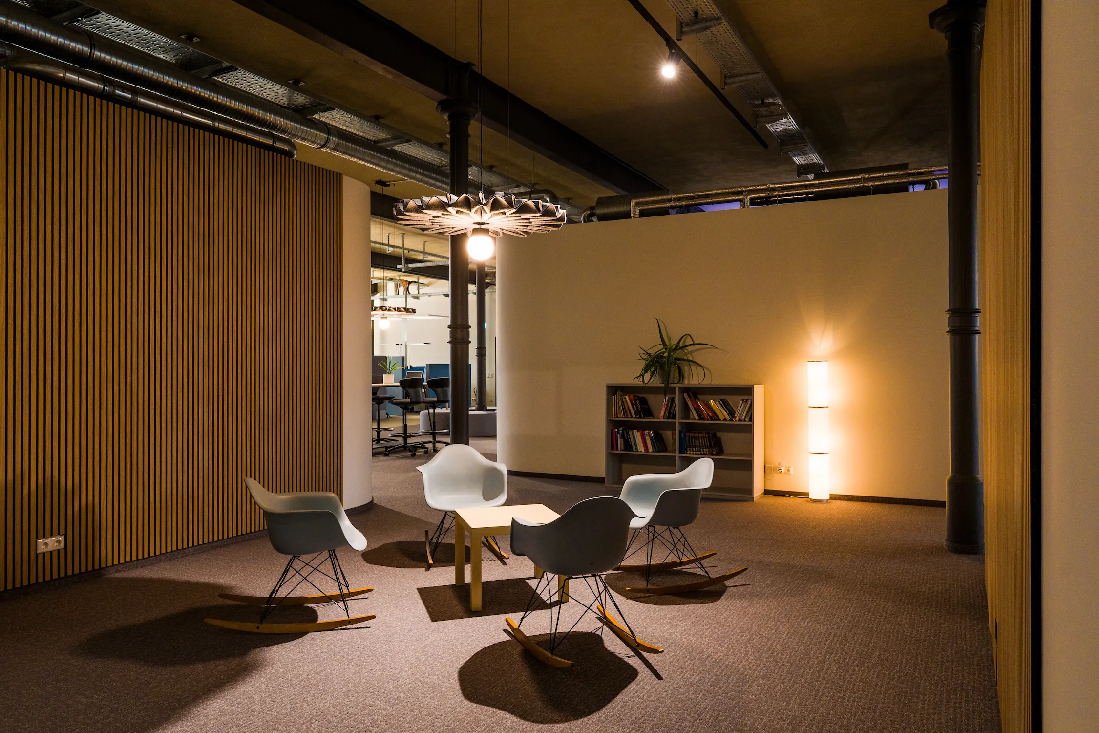 Gemütliche Lounge mit Leseecke und Designer-Schaukelstühlen